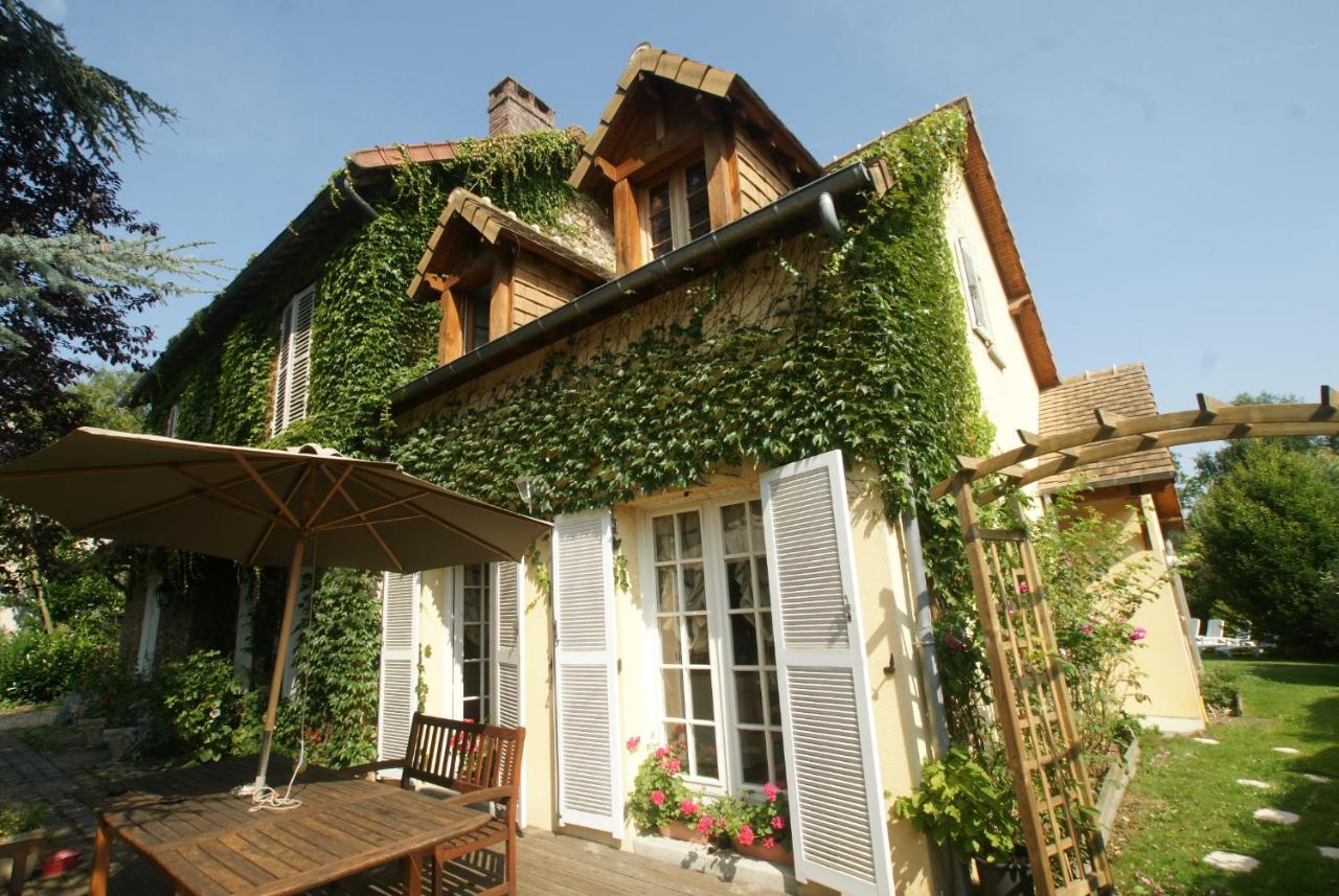 Le Cedre Bleu Bed & Breakfast Grosrouvre Exterior photo